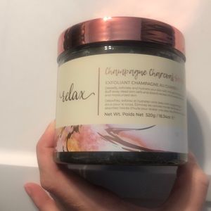 Manna Kadar Champagne Charcoal Scrub